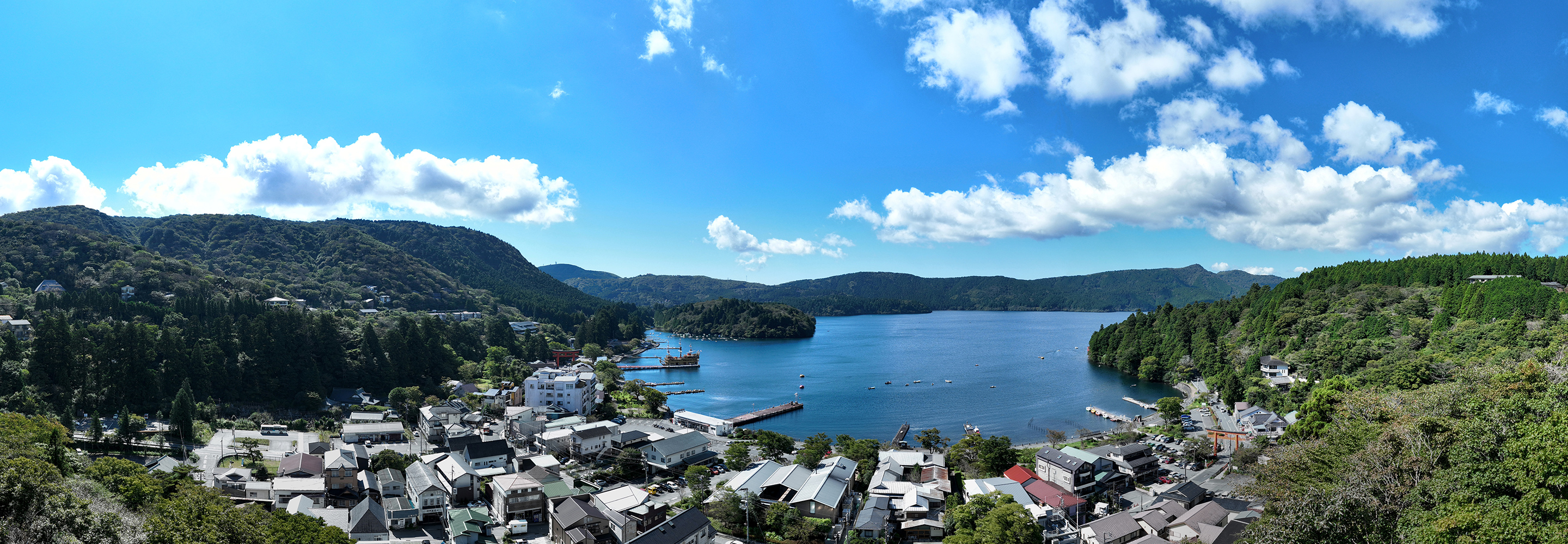 アプローチから芦ノ湖を望む眺望写真