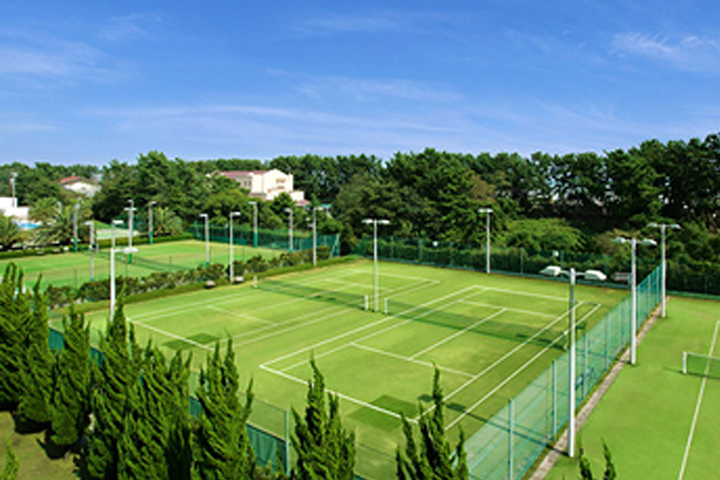 テニスコート（砂入人工芝、ナイター施設有り）