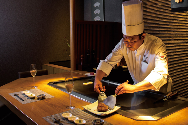 鉄板焼はライブ感あふれる食のエンターテインメント