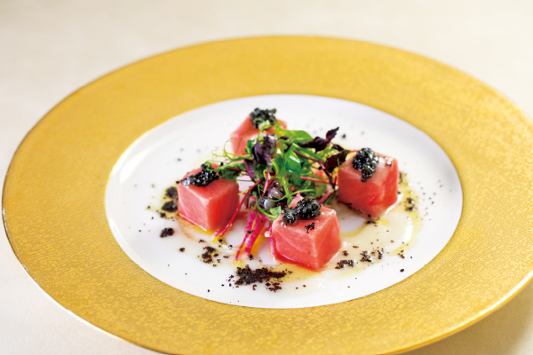 前菜「中トロのサラダ仕立て キャビア添え」