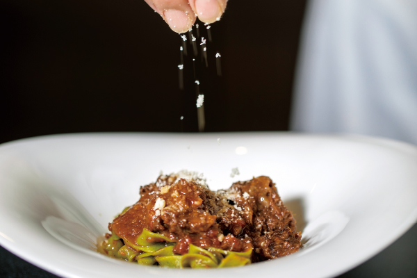 パスタ「牛ホホ肉のラグー ルッコラを練り込んだタリアテッレ」