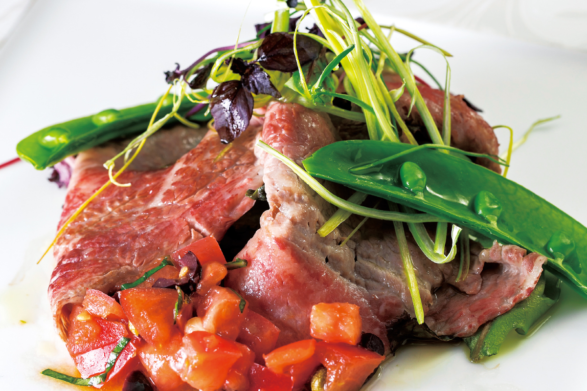 肉料理「国産牛のしゃぶしゃぶ 山菜のサラダ仕立て」