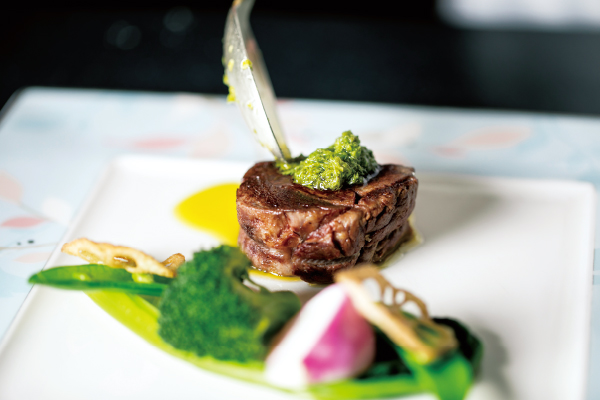 肉料理「国産牛フィレ肉 ふきのとうのソース」