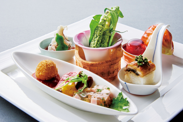 前菜「鰻寿司、鱧梅和え、鮎蓼衣揚げ、山桃ゼリー寄せ、とちぎ霧降高原牛のスーヴィード、伊達鶏のキエフ仕立て、ジャンボン ペルシェ」
