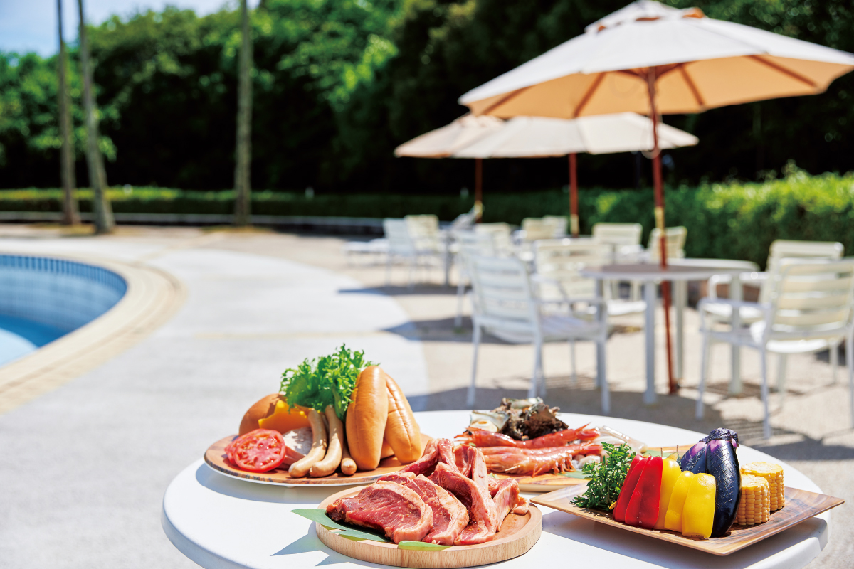 房総沖の潮風を感じながらプールサイドでバーベキュー