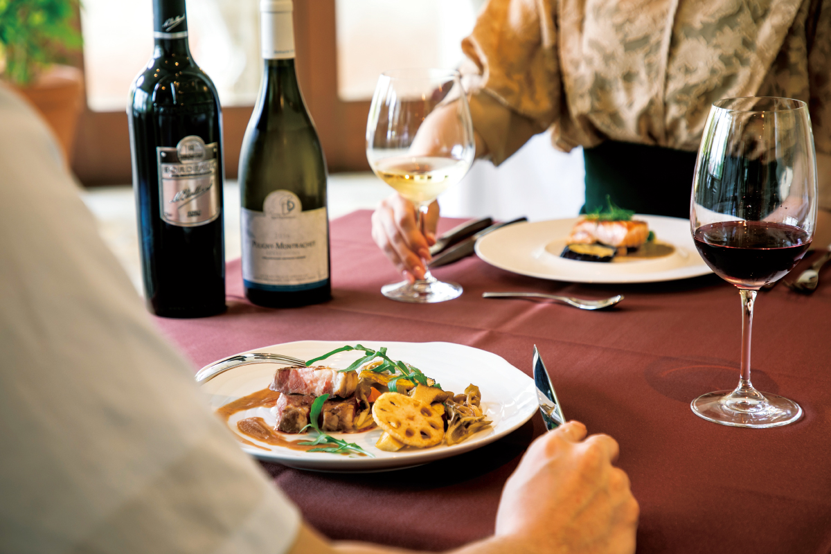 秋の味覚を盛り込んだ優雅な食卓を