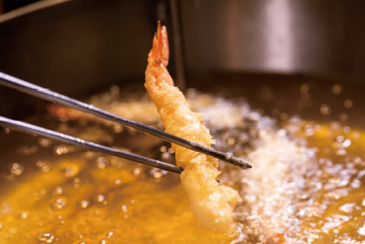 目の前で料理人が揚げる 熱々の天ぷらをお愉しみください