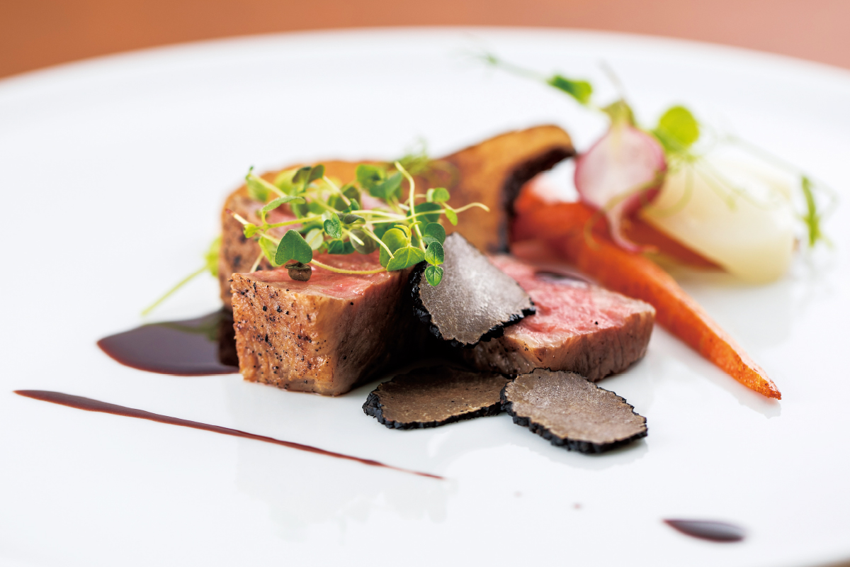 峯野牛ロース肉のステーキ トリュフと赤ワインのソース