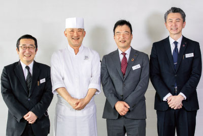 （左から） 料飲マネージャー・秋葉清人、料理長・山田浩司、総支配人・永田信宏、料飲スタッフ（唎酒師）・成田信二