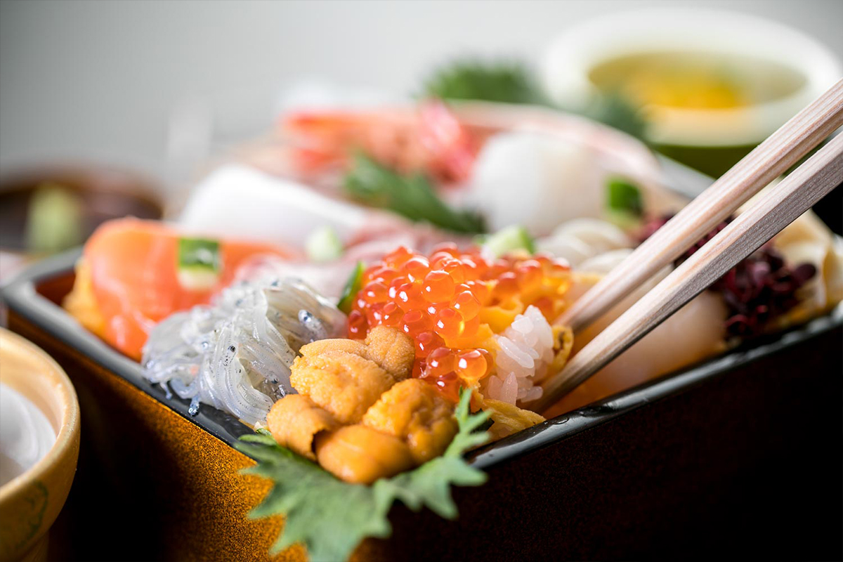 夕食に重箱シリーズ登場 海の幸満載の特選 海鮮重御膳