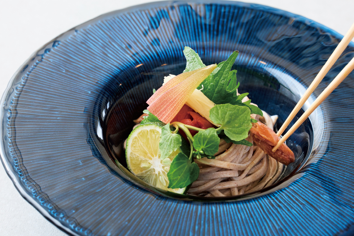 地元の名物越前そばとホテル特製のへしこが共演