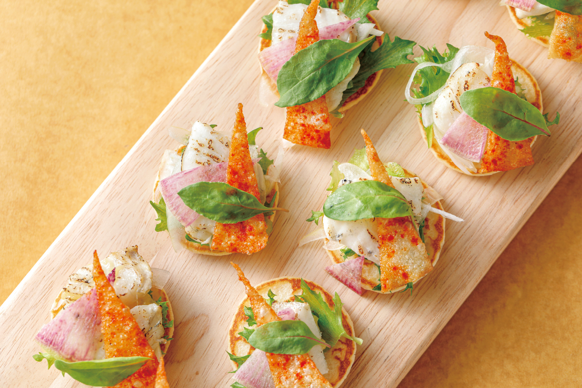 近海水揚げ、秋鱸と柿のブリニ、柑橘のジュレと共に