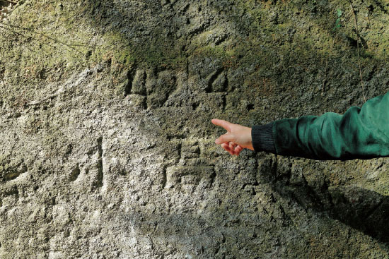 採掘当時の文字が残る岩切り場