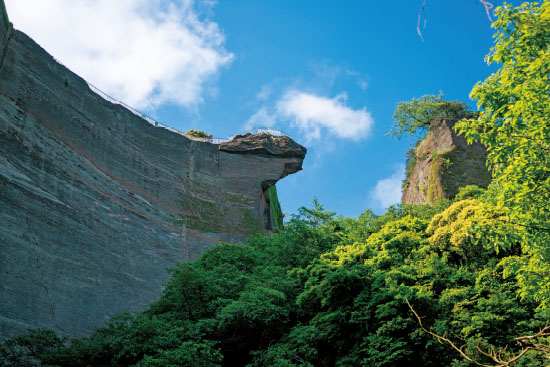 大きくそびえる断崖