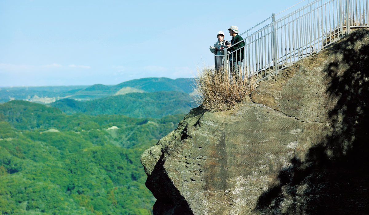 ロープウェーや自動車道を使っていろいろなアプローチで鋸山散策