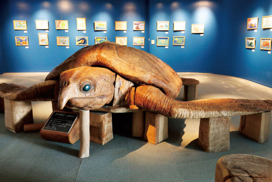 海中展望塔や海中観光船でサンゴの海を海中観察