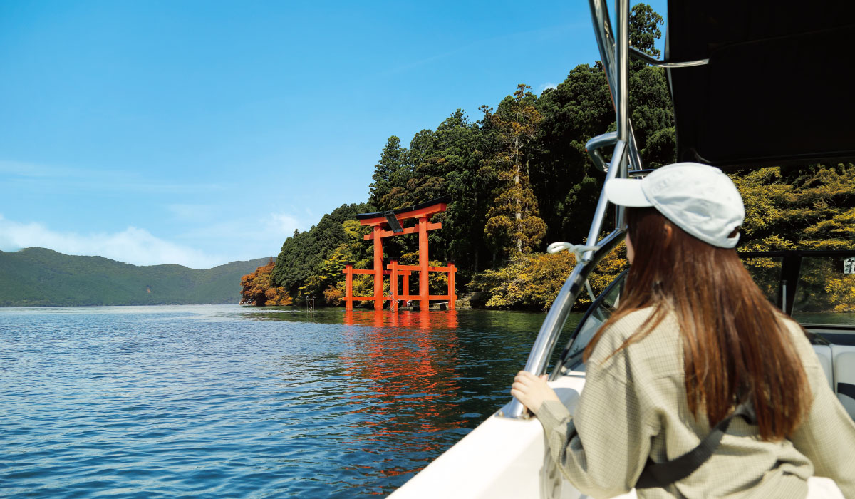 波を切って疾走する爽快感を味わう モーターボートで九頭龍神社本宮に参拝