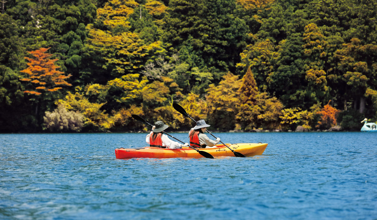 湖面を散策するような感覚で景色を堪能 冒険心も満たしてくれるカヤック体験ツアー