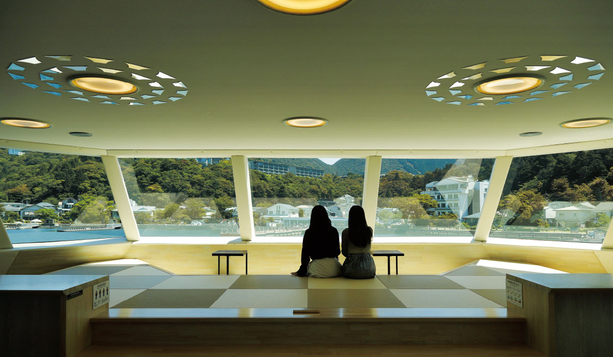 湖に浮かぶ緑の公園「SORAKAZE」で優雅に愉しむ芦ノ湖クルーズ