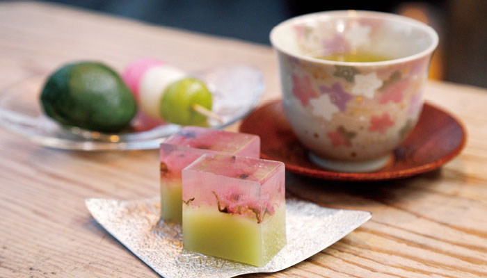 金峯山寺仁王門前に店を構える御菓子司「萬松堂」