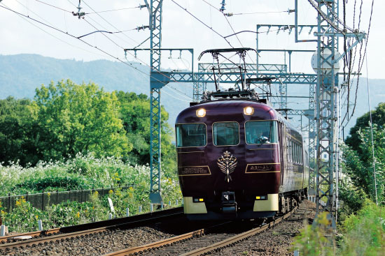 奈良の文化を体感できる観光特急「あをによし」で古都・奈良へ