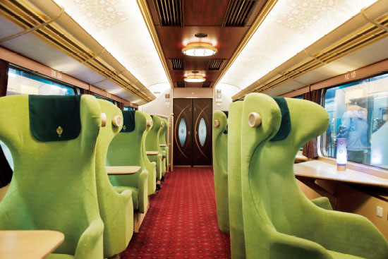 奈良の文化を体感できる観光特急「あをによし」で古都・奈良へ