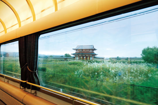 奈良の文化を体感できる観光特急「あをによし」で古都・奈良へ