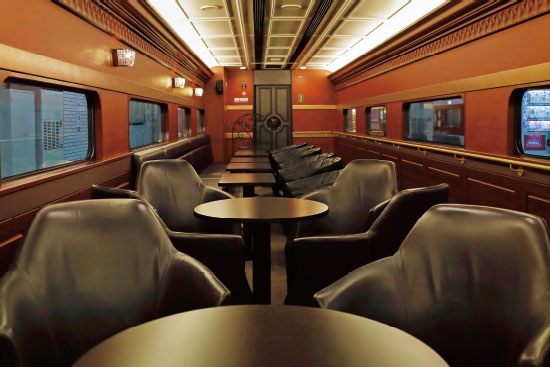 クラシカルな観光特急で優雅な旅を愉しむ「青の交響曲」