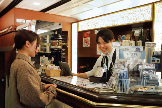 クラシカルな観光特急で優雅な旅を愉しむ「青の交響曲」