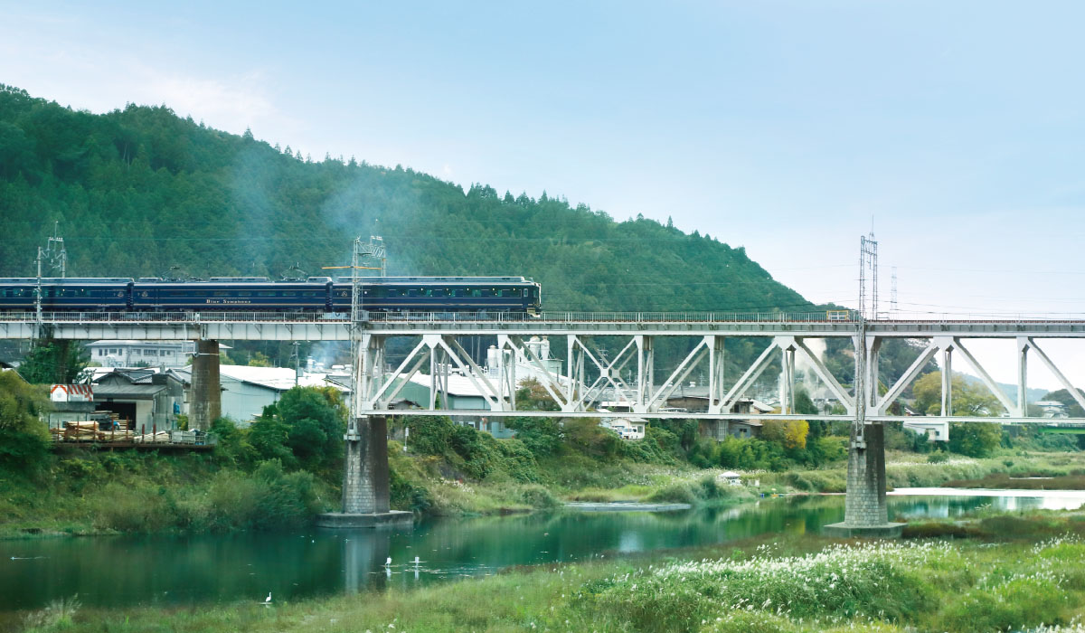 クラシカルな観光特急で優雅な旅を愉しむ「青の交響曲」