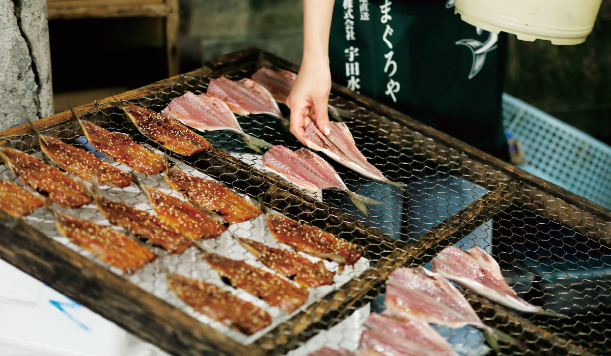 食育にも一役、アジやイワシを捌いて干す 干物づくり体験