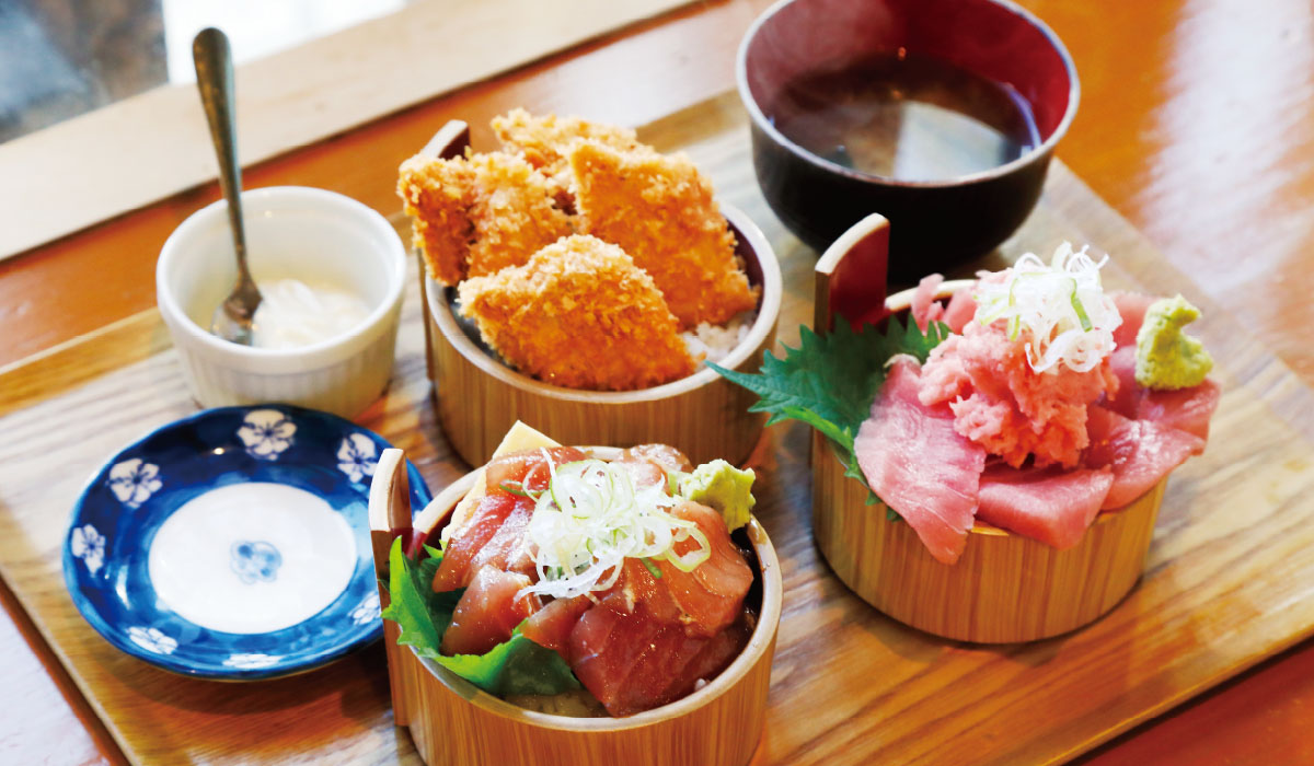 朝獲れの魚や山盛りの鰹節を食す 地元に根付く食体験