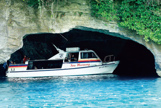 海底火山時代の地層が織りなす神秘的な造形美