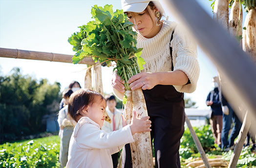 若手農家と一緒に。「箱根西麓三島野菜」収穫と青空ランチ