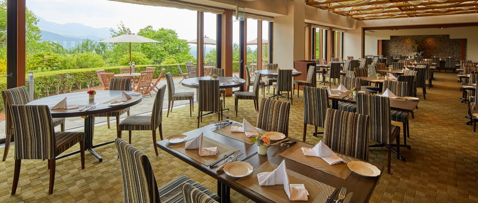 レストラン「ラコルタ」（蓼科本館）